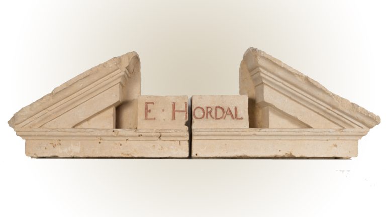 Fronton de la chapelle Étienne Hordal - Entre 1596 et 1615 Calcaire sculpté / 2014.0.111 / © Site de la Maison natale, Domremy, cliché Claire Tabbagh – Manzana