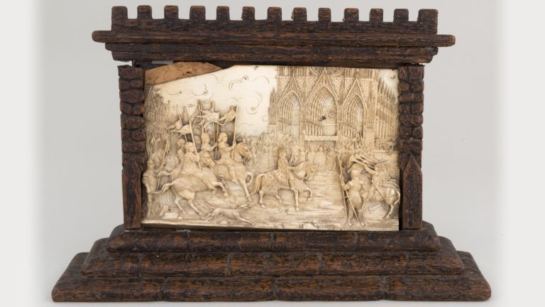 Jeanne d’Arc accompagnant Charles VII à Reims / XVIIIe siècle (?) Ivoire sculpté / D.2017.1.4 / Site de la Maison natale, Domremy, cliché Claire Tabbagh – Manzana