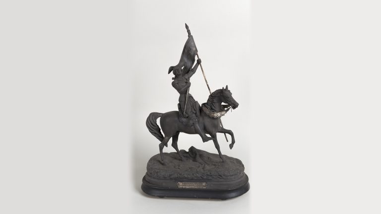 RAPHAEL L. / Jeanne d’Arc remercie Dieu après la victoire XIXe siècle / Fonte moulée / D.2017.1.59 / Site de la Maison natale, Domremy, cliché Claire Tabbagh – Manzana