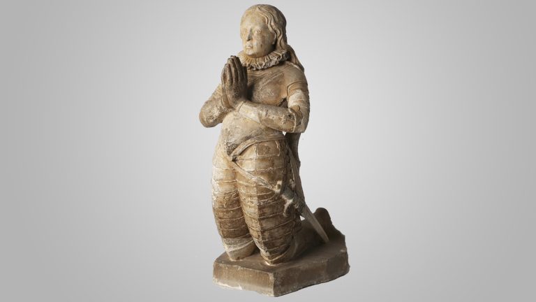Statue de Jeanne d’Arc agenouillée en prière - Entre 1600 et 1625 Calcaire sculpté / 2014.0.111 / © Site de la Maison natale, Domremy, cliché Claire Tabbagh – Manzana